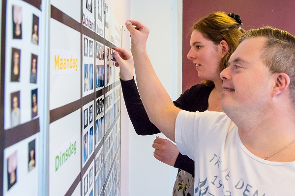 Structuur bieden aan mensen met autisme en een verstandelijke beperking
